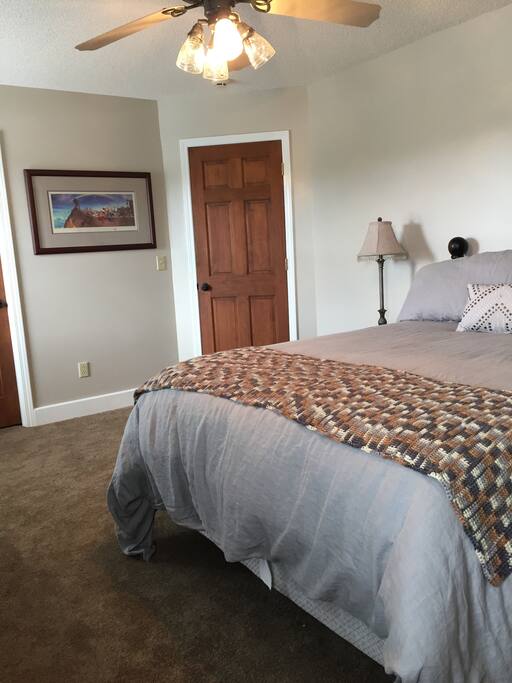 Lake room with queen size bed and beautiful view of the lake