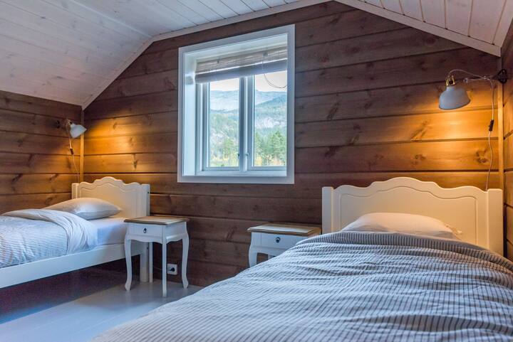 Bedroom with 2 single beds on the first floor with view over Roholltsfjellet