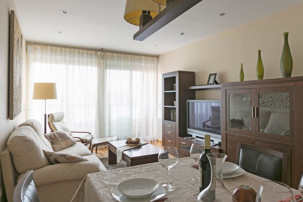 Confortable salón comedor equipado con TV HD. Confortable living room with HD TV equipped.