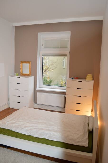 Ruhiges Schlafzimmer zum Hinterhof