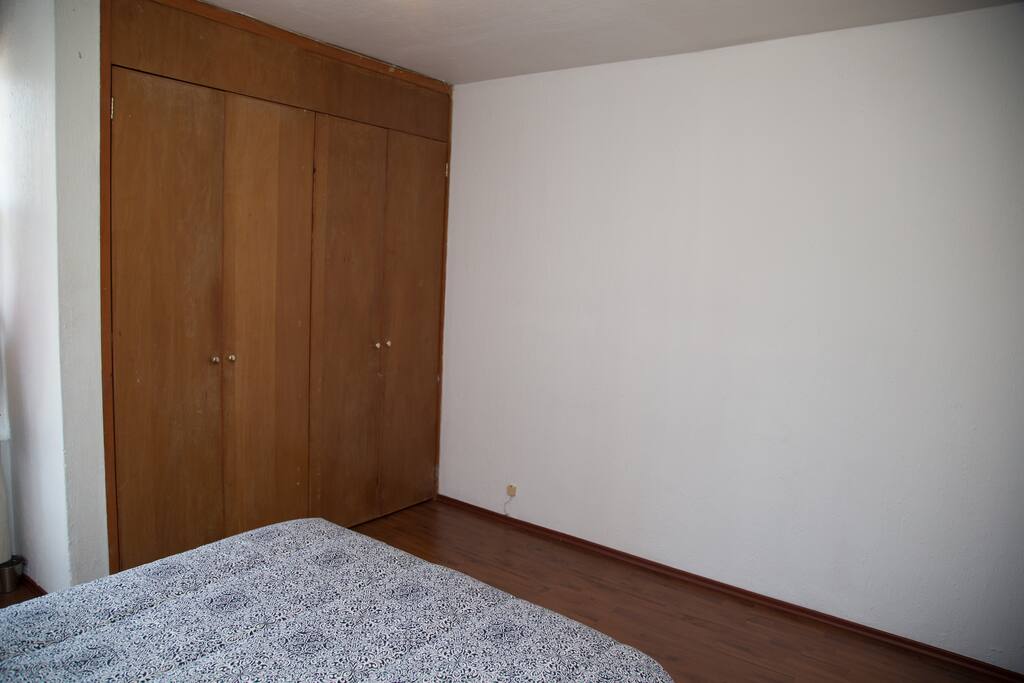 Cuarto / Room.
Cama Matrimonial, Baño privado en la habitación, cortinas opacas.