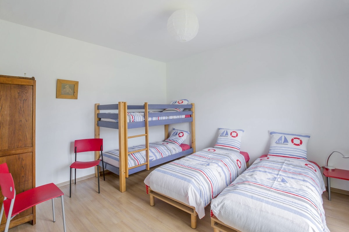 Chambre 2 4 lits simples / Bedroom #2 4 singles
Attention travaux en cours (jusqu juin 2026) : ouverture fenêtre plus grande