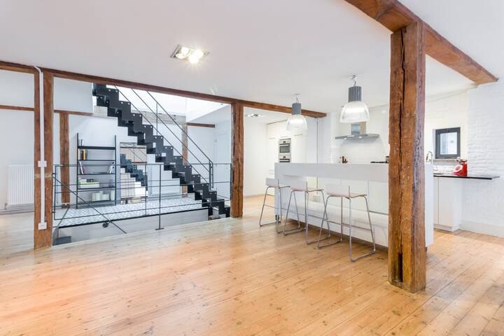 Big trendy loft, free parking, nearby city centre gallery image 2