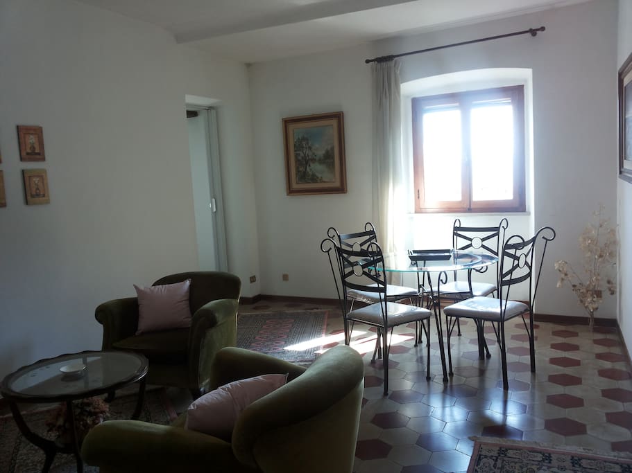 Il salone - The living room