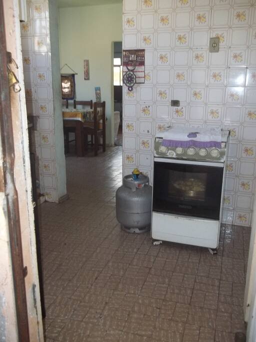 cozinha com fogão e microondas