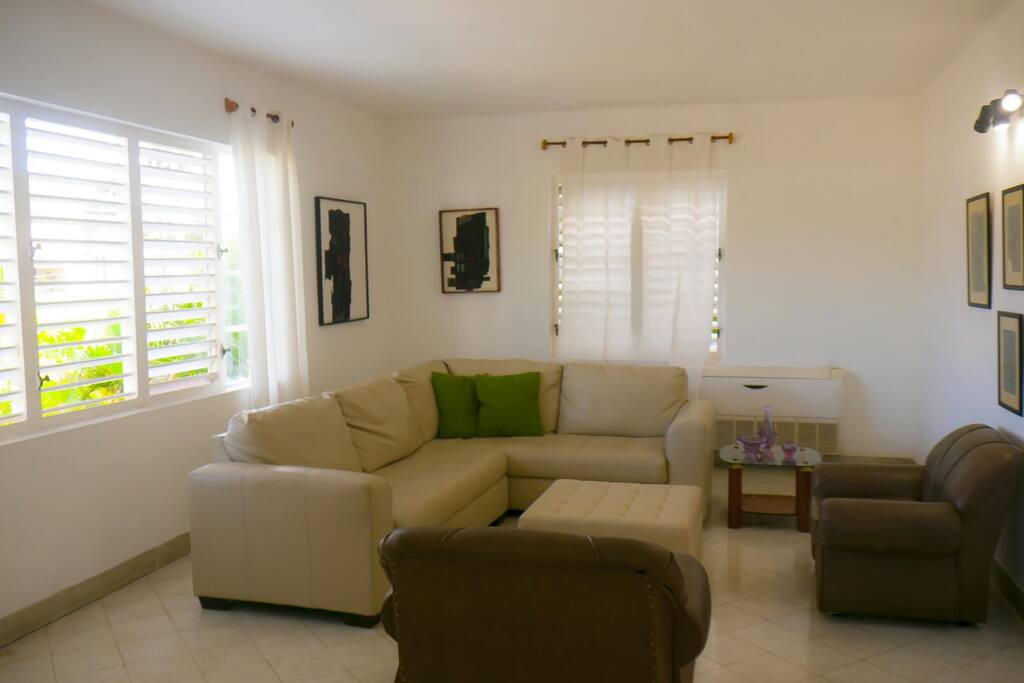 Amplia sala con una decoración muy sencilla y moderna. Las ventanas permiten que entre una brisa caribeña maravillosa. Está climatizado.