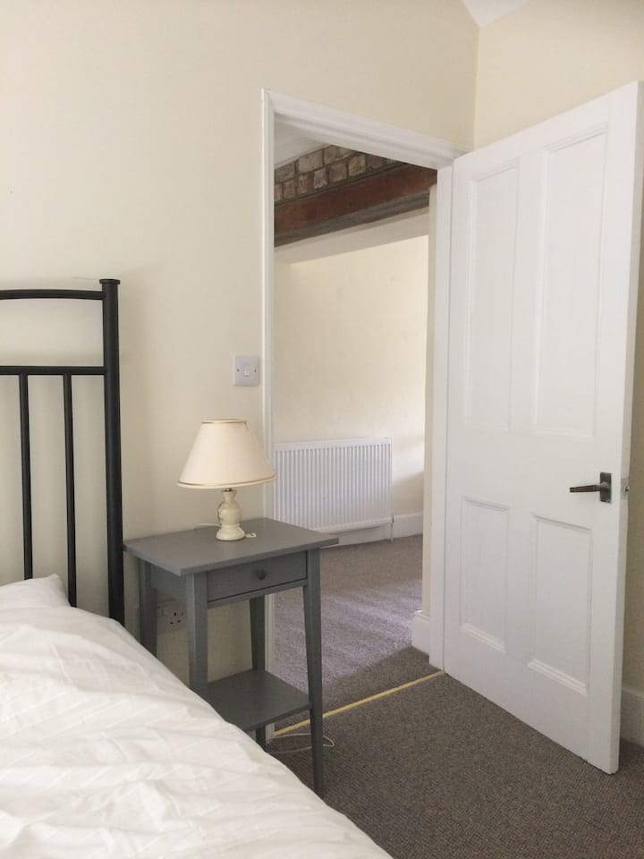 Dormitorio doble delantero en el rellano