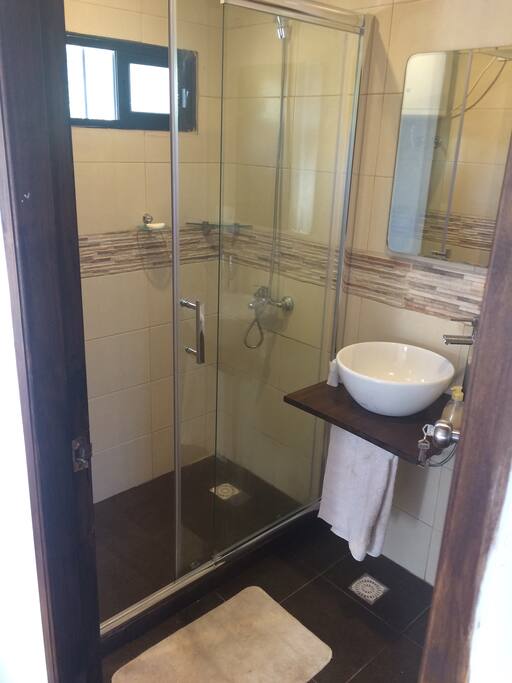 Baño moderno con todas las comodidades