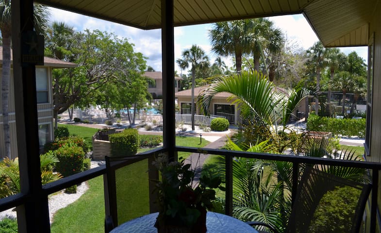 Sunfilled Tropical Sanibel Condo/free kayak-Canoes