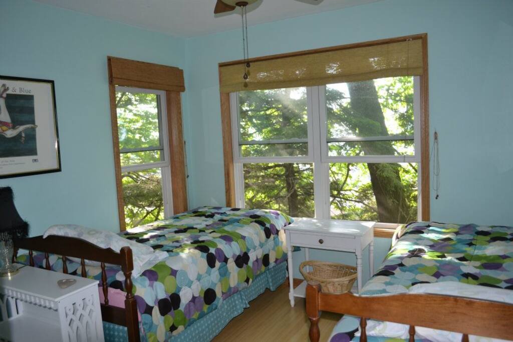 Bedroom 2 Twin Beds