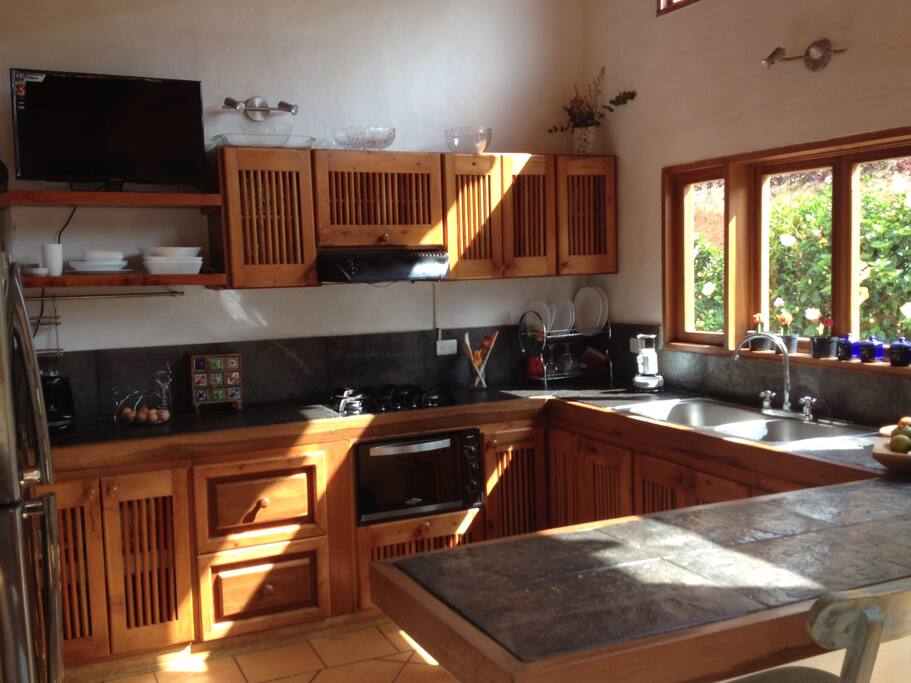 cocina iluminada con barra y tv