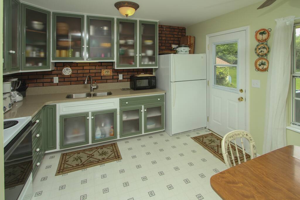 Kitchen, seating for 4, overlooks backyard