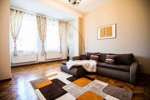Top Airbnb: Writer's street Residence in Arad