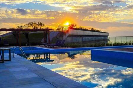 Luxuoso ap 2 suites wifi, resort em frente a praia