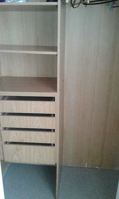 Closet con cajoneras y colgador