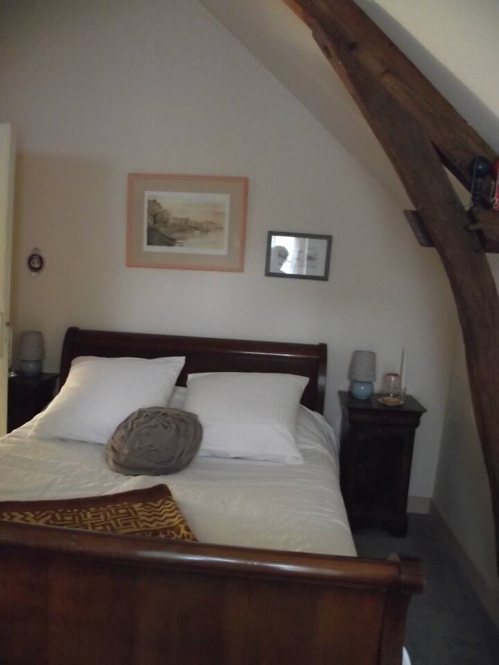 Det største soveværelse "Edgard" med den indrammede gård, der udgør et "katedral" -loft