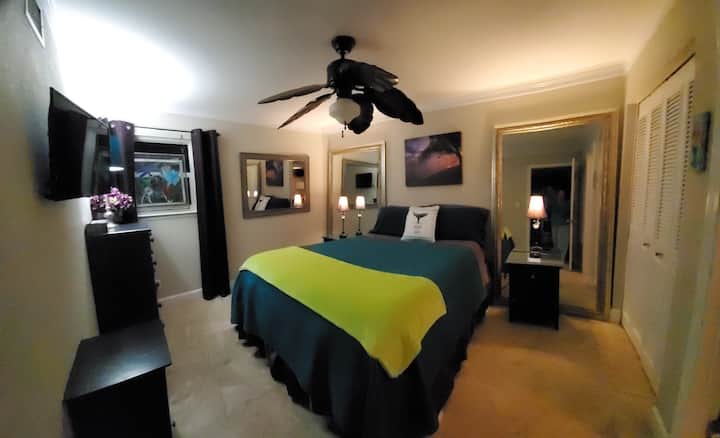 The Mermaid Mirror Room Elegant Guest Bedroom עם מיטת קווין טמפורפדית נוחה מאוד, טלוויזיית Roku 32in. חלון הזכוכית היפהפה המותאם אישית שלי. חדר רחצה צמוד עם מקלחת, יהירות, כיור, שירותים, שידה, מגהץ עם קרש גיהוץ.