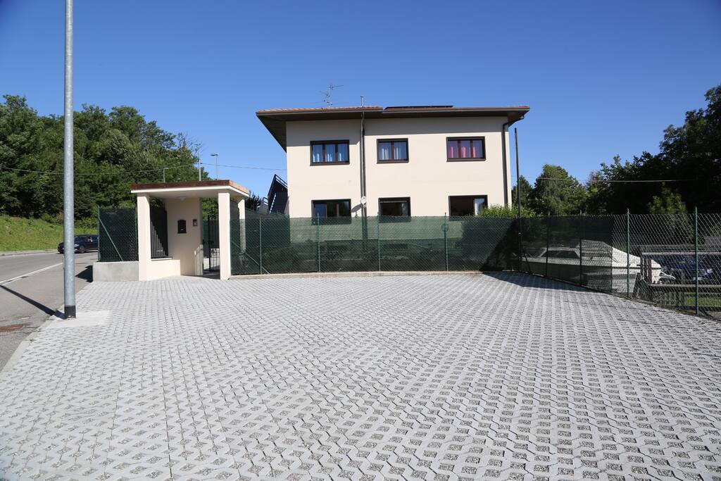 Ingresso residenza e relativo parcheggio riservato ai clienti