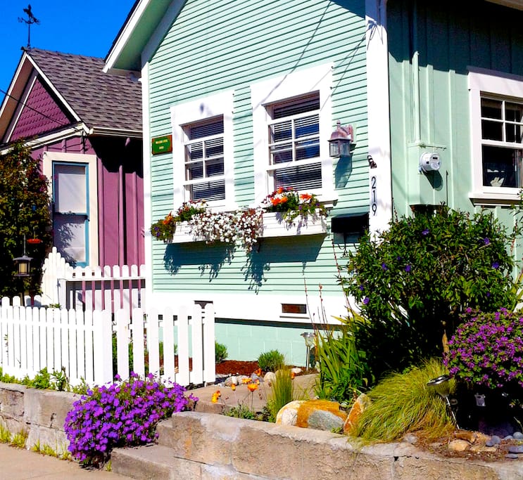 Read the reviews of our mint cottage: clean, streamlined decor and close to everything!