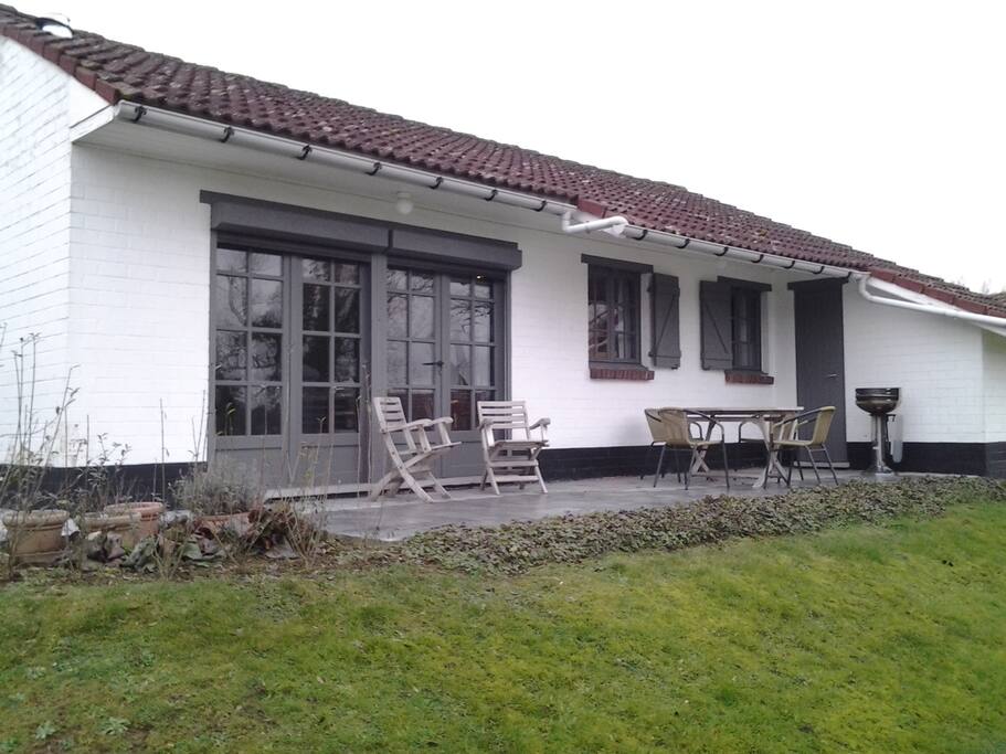 TERRAS MET TUINMEUBLEN EN BARBECUE