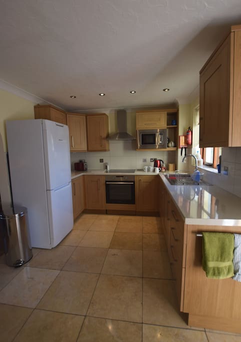 Beautiful clean kitchen. Well equipped and easy to cook in.