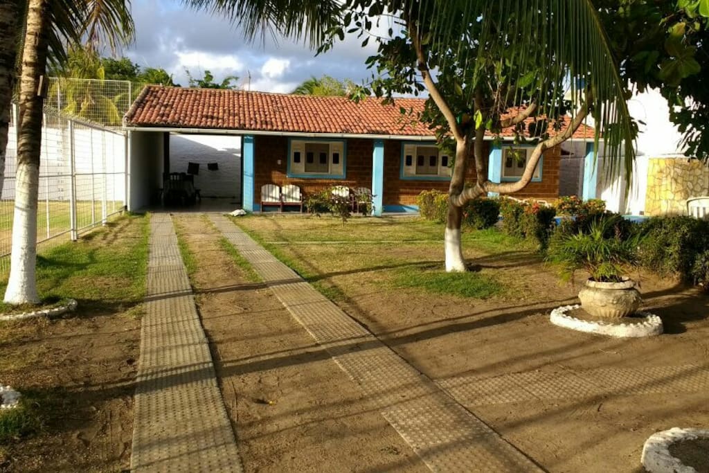 Vista linda da casa assim que entra, coqueiros, pé de caju, de manga...