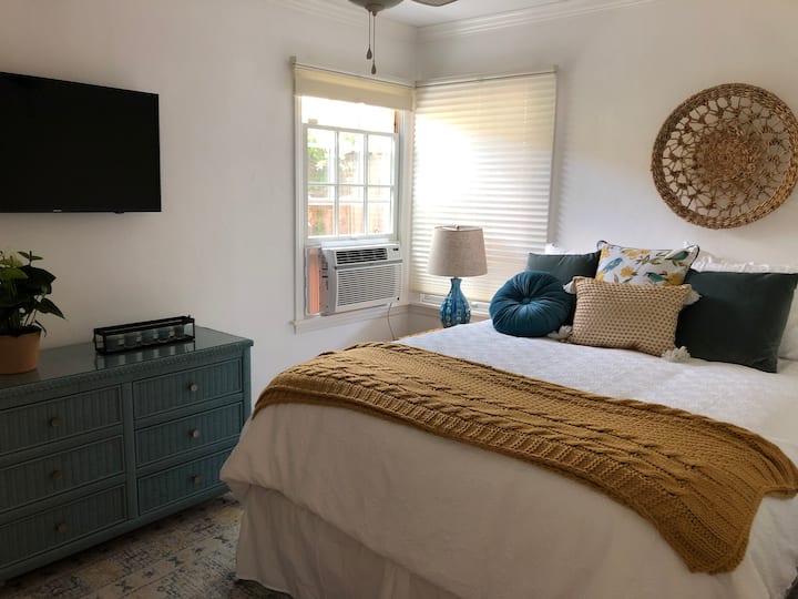 Soveværelse #2: queensize-seng, kommode, klimaanlæg, 40" Smart-tv med Netflix, loftsventilator, skab