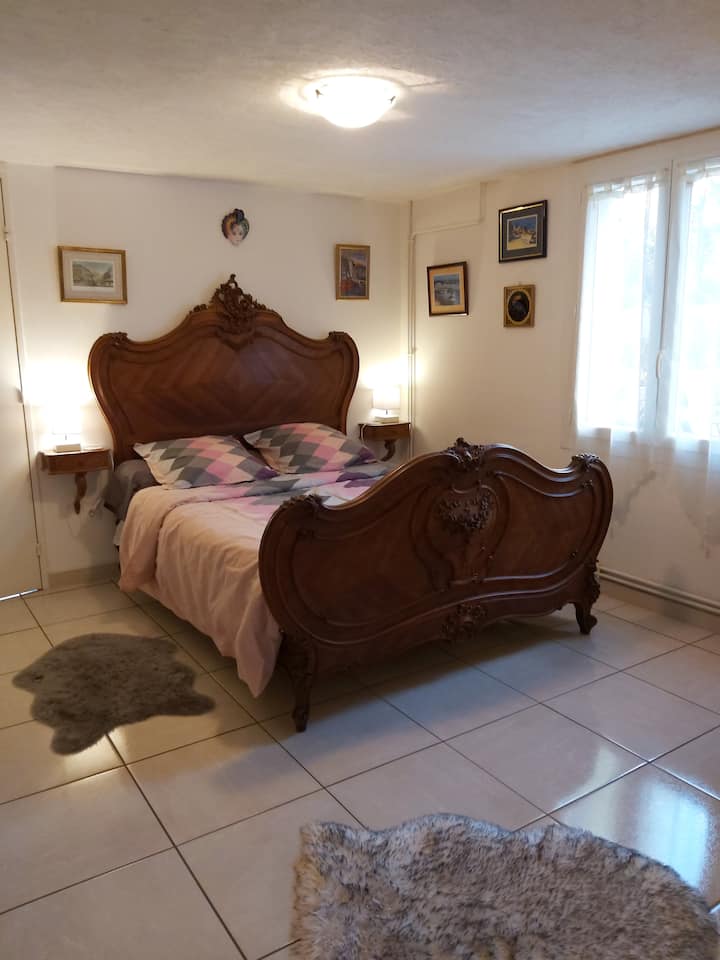 Slaapkamer met 
 kastbeddengoed: matras en nieuwe boxspring in 140x190