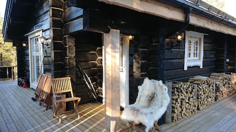 Log cabin at the top of Lakselva