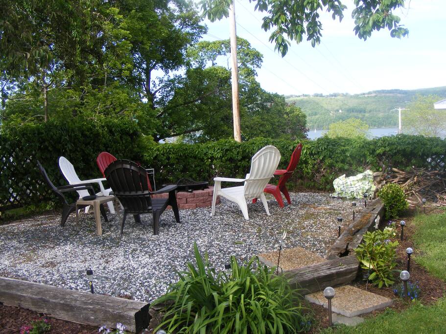 Firepit and lakviews.