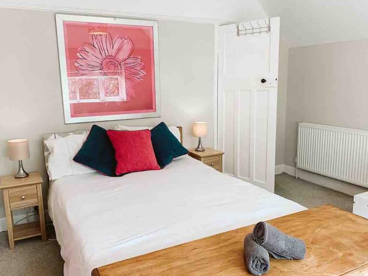 Dvokrevetna spavaća soba br. 2 s pogledom na prednji vrt 