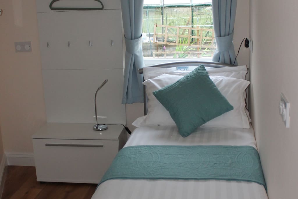 Single bedroom (2ft 6" bed)