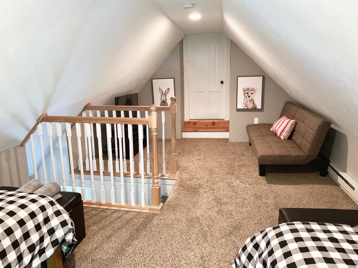 Futon s još jednim ravnim zaslonom