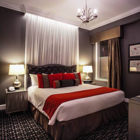 SPACIOUS 2 Bedroom Presidential Suite! gallery image 2