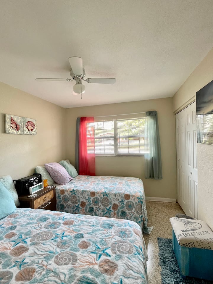 Chumba cha kulala cha kwanza kilicho na vitanda viwili pacha 