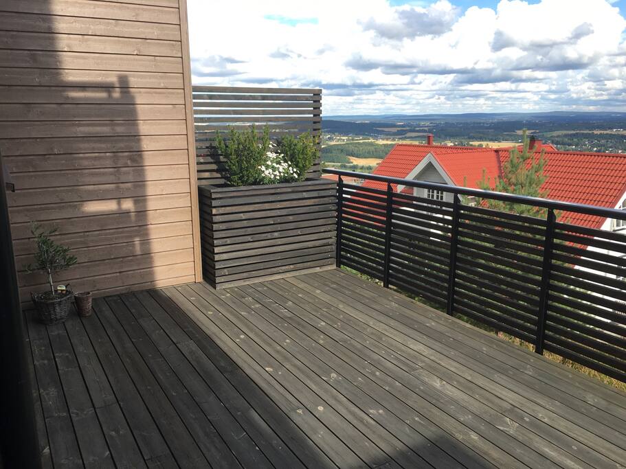Stor terrasse med nydelig utsikt!