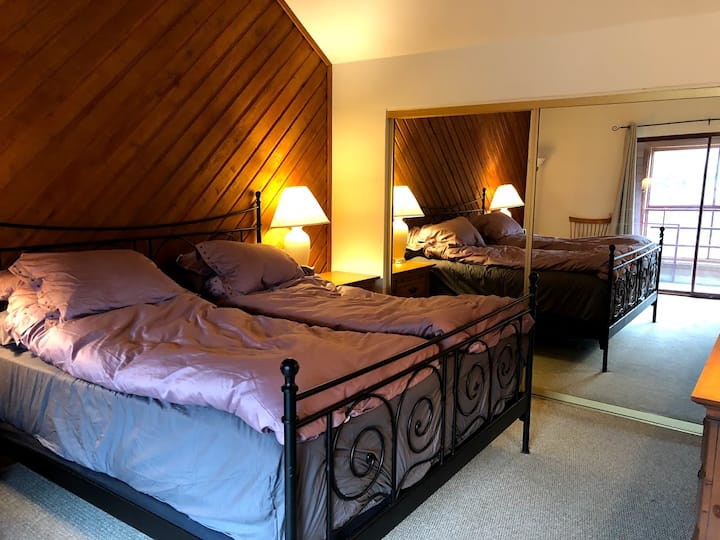 Основна спалня с двойно легло и пухени завивки