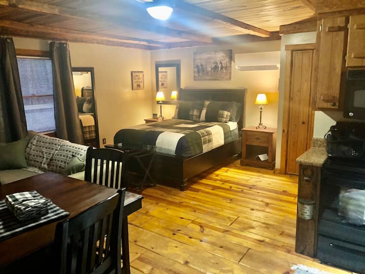 7 Best PetFriendly Cabins Near Lake Jocassee, USA Updated 2024 Trip101