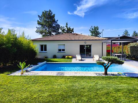 Villa between town and ocean with heated pool