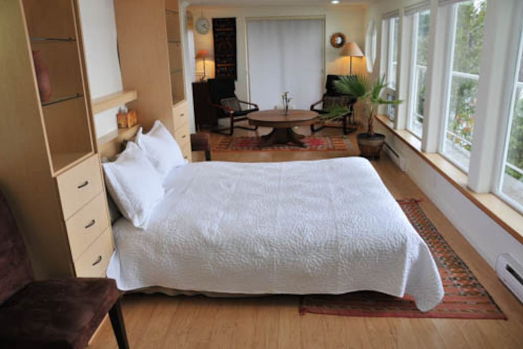 Queen bed with lots of pillows, soft linens and duvet.