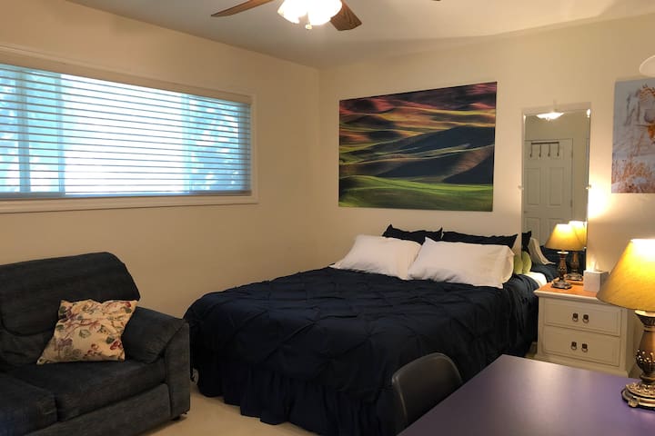 Comfy room in quiet neighborhood of west San Jose