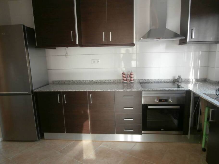 cocina equipada con electrodomésticos nuevos