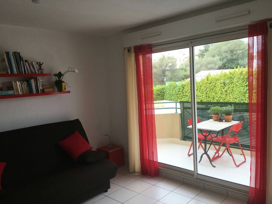 Photo 2018 - Terrasse avec table extérieure et plancha