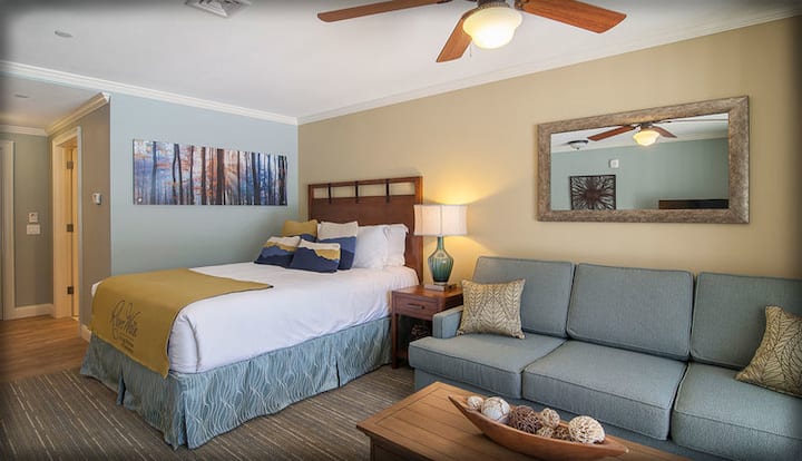 חדר שינה שני עם מיטת קווין סייז וספת שינה: מציע גם מטבחון, חדר רחצה פרטי, מרפסת ונוף מרהיב של מדרונות סאות 'פיק