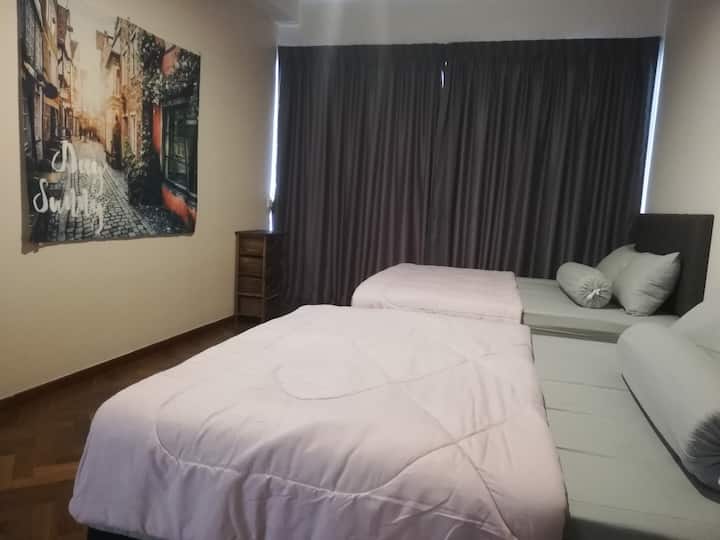 غرفة بسرير رئيسي 