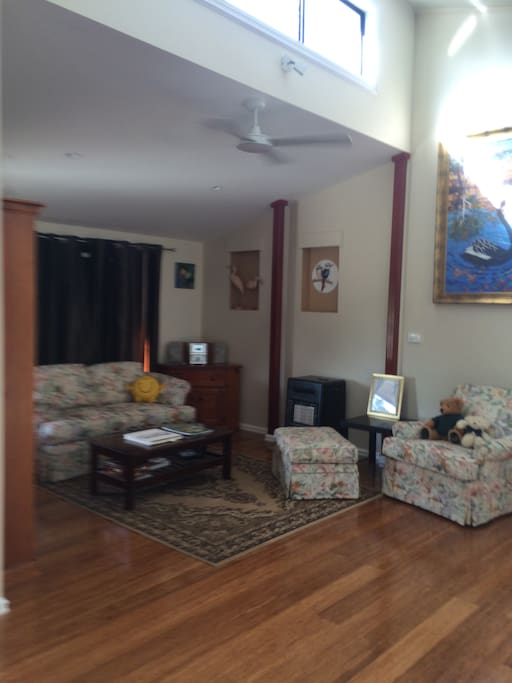 Smaller sitting area, read listen to music
