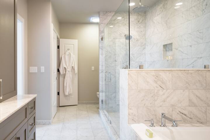 Easy Living at a Downtown Penthouse with Private Terrace gallery image 2