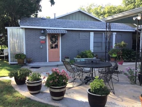Alley Bett Private Cottage 4.5 Blocks from Main St