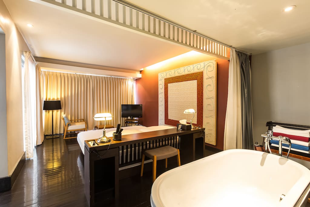 Spacious space and a bathtub in the 1st suite.