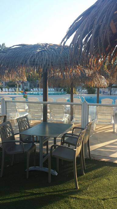 la piscine vue du bar restaurant du camping